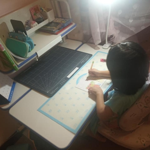 妹妹現在坐在書桌前不管是畫畫、寫作業、看書都不用媽媽呼喊