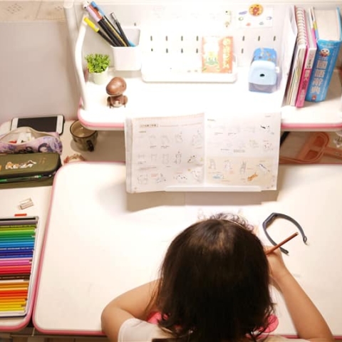 選擇一張適合專為孩子設計的成長書桌真的很重要